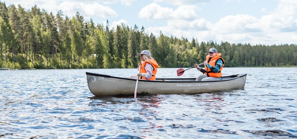 Kuvassa kaksi leiriläistä melomassa Kiljavalla.