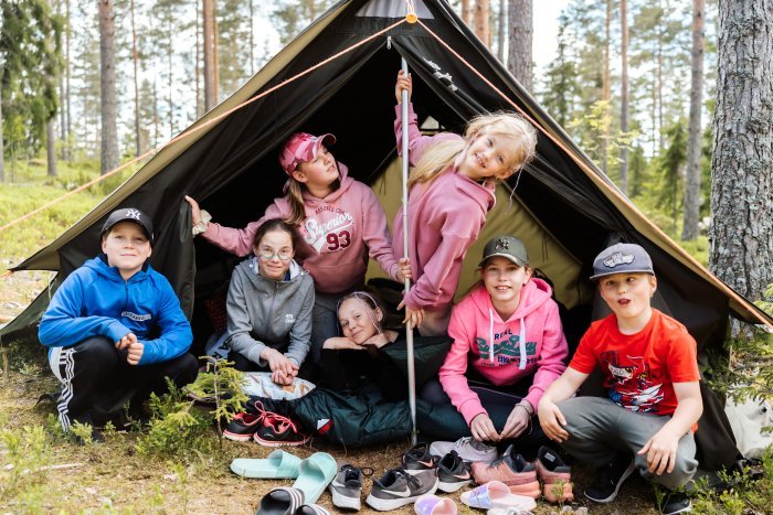 Kuvassa lapsia teltassa Kiljavan yöleirillä.