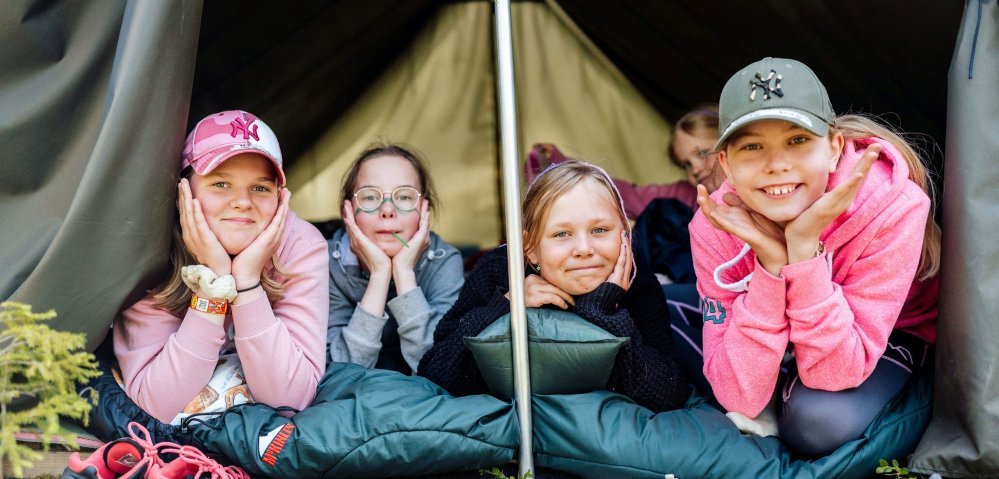 Kuvassa leiriläiset yhdessä teltassa Kiljavan yöleirillä.