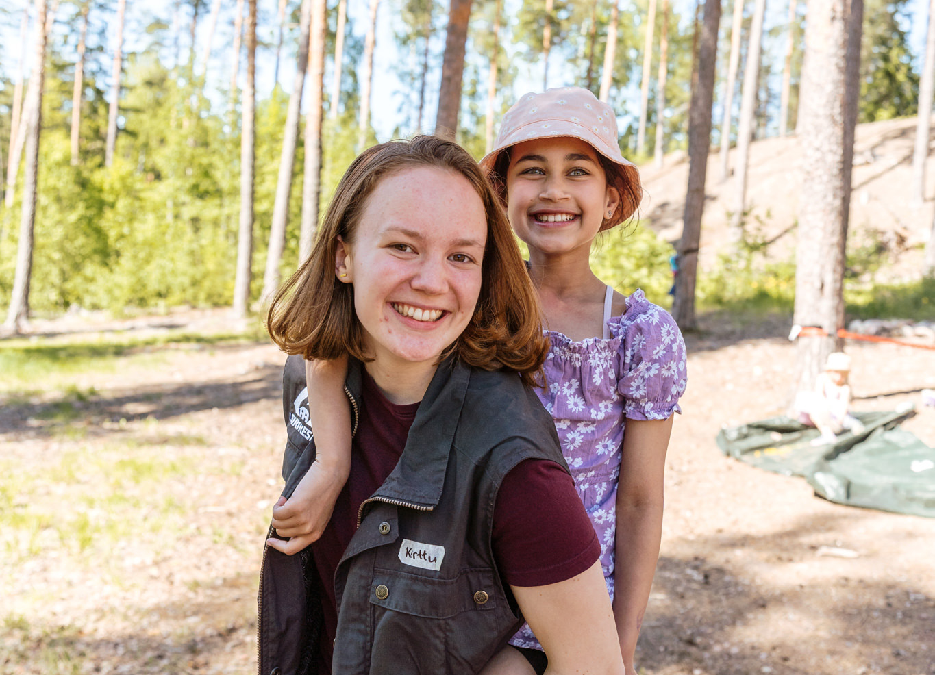 Kuvassa kesärinteen leirinjohtaja ja leiriläinen 