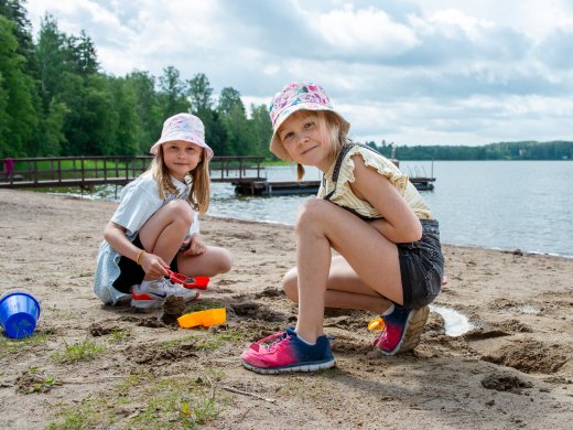 Sulkapalloa, saunomista ja juhannushumua Kesärinteen kolmannella leiriviikolla