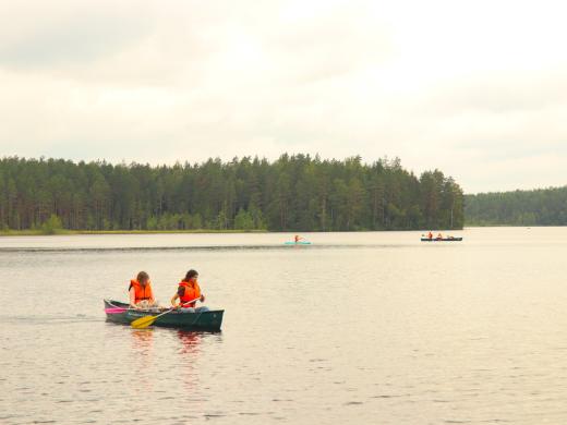 Vesillä ja iltanuotiolla