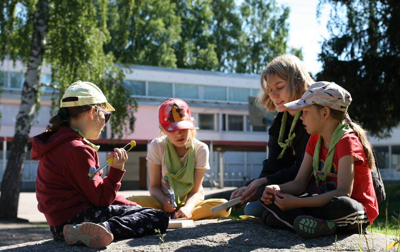 Leiriläiset ja ohjaaja nikkaroivat Partiolaisten päiväleirillä