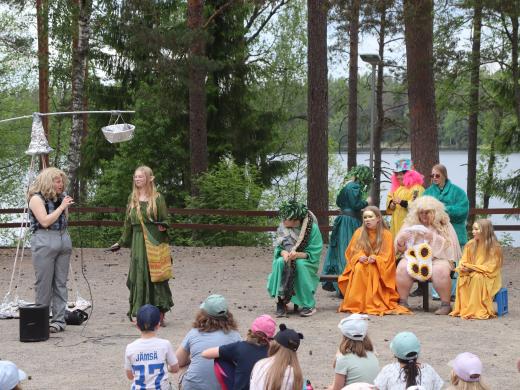 Röllien vallankumous teemapäivänä