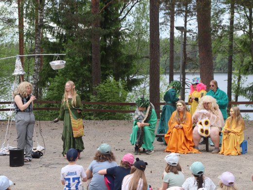 Röllien vallankumous teemapäivänä