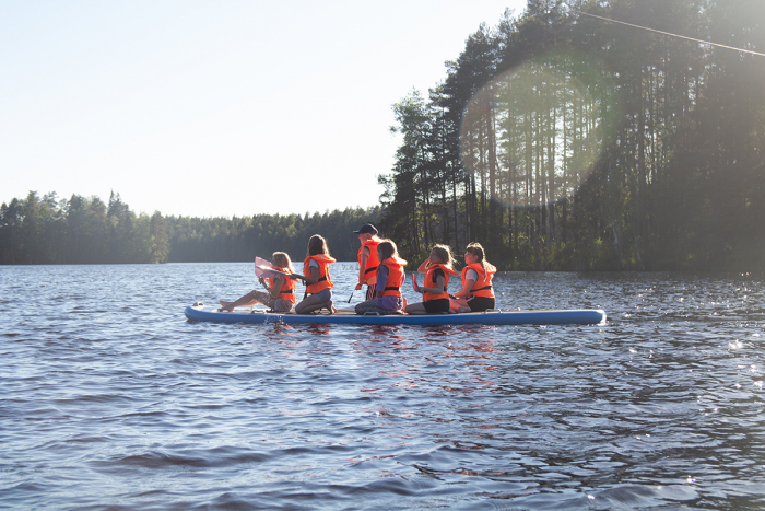 Kiljavan Leirikesän leirillä ryhmä lapsia suppailee Märkiön järvellä!